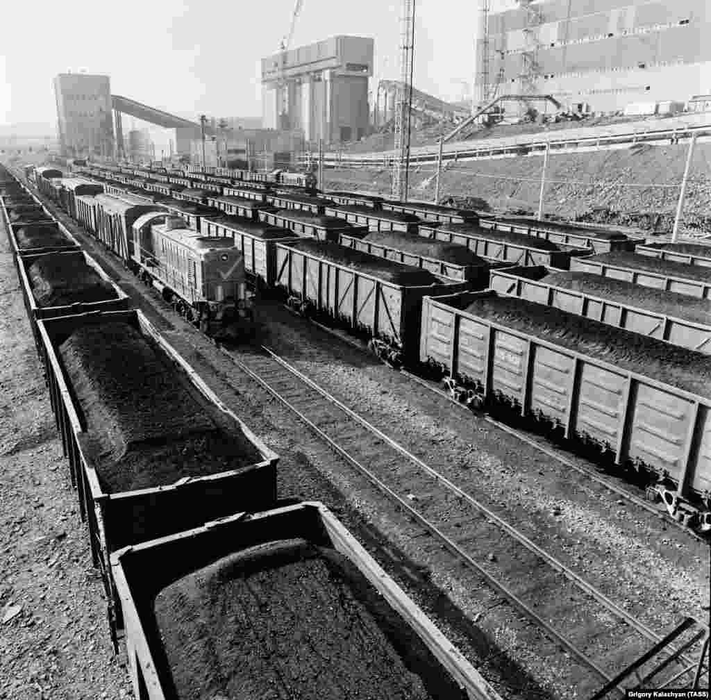 Vagoni natovareni ugljem u Jakutsku na Dalekom istoku sovjetske Rusije. Većina sovjetskog bogatstva ugljikovodika nalazila se ispod regija Sibira, dok je njegovo stanovništvo uglavnom bilo grupirano u zapadnim regijama zemlje. U jednom je trenutku oko 40 posto cjelokupnog sovjetskog željezničkog tereta bilo zauzeto radi transporta uglja do elektrana.