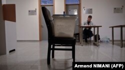 Glasačka kutija na stolici na biračkom mestu u Severnoj Mitrovici, Kosovo, 21. april 2024.