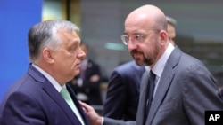 Mađarski premijer Viktor Orban (lijevo) i predsjednik Evropskog vijeća Charles Michel na samitu u Briselu, Belgija, 23. marta 2023.