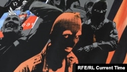 პრორუსი მომიტინგეები და შეიარაღებული პირები ე.წ. DPR-ის დროშისა და რუსეთის ფედერაციის წმინდა გიორგის ლენტის ფონზე. საილუსტრაციო კოლაჟი