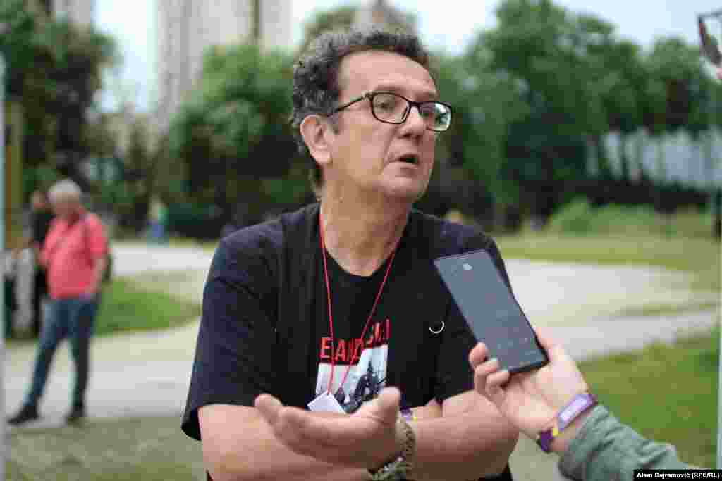 Profesor na Fakultetu političkih nauka Asim Mujkić za Radio Slobodna Evropa kaže da je izuzetno važno podržati sve ono što se tiče borbe za ljudska prava i slobode. "To treba stalno ponavljati. Mi smo ovdje žrtve uskraćivanja ljudskih prava i sloboda, na najrazličitije načine. Posebno je važno podržati borbu za prava manjina. Najbolje je biti danas uz ove ljude i podržati ih u borbi protiv diskriminacije", rekao je Mujkić.  