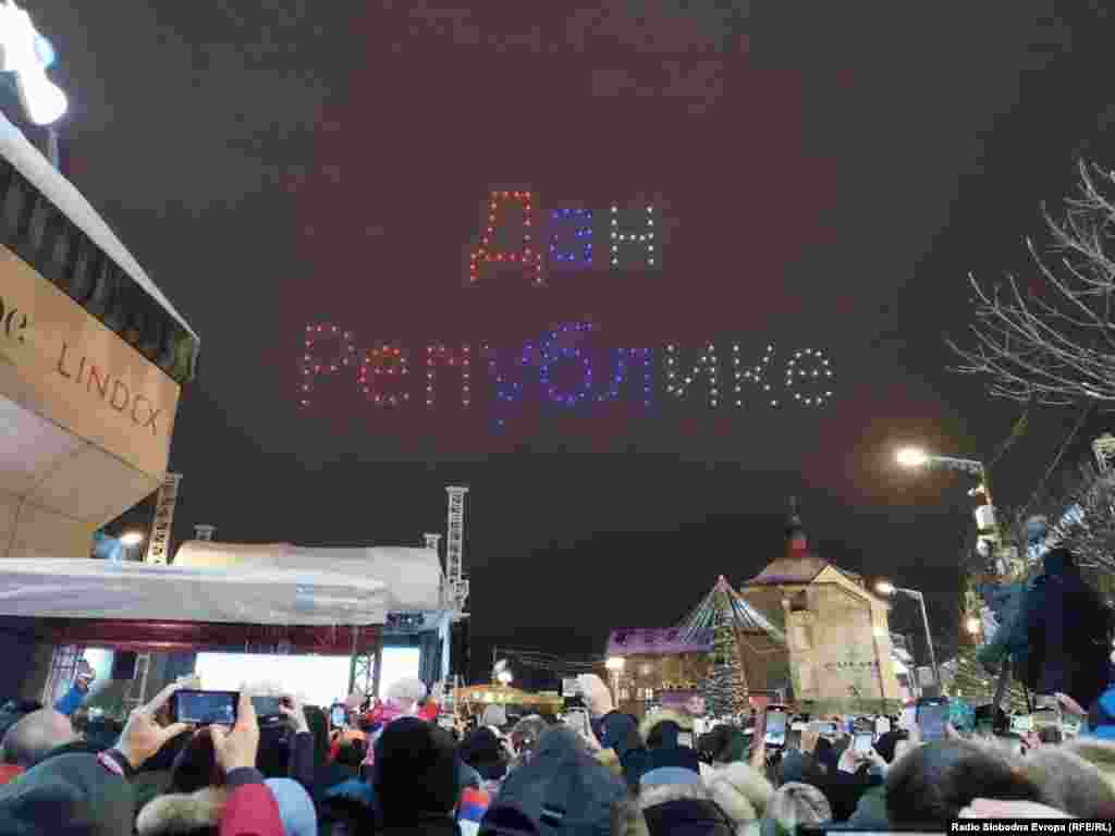 Svijetleći dronovi koji su ispisivali "Dan Republike", "Republika Srpska", "Simbol slobode" i iscrtavali kartu ovog entiteta