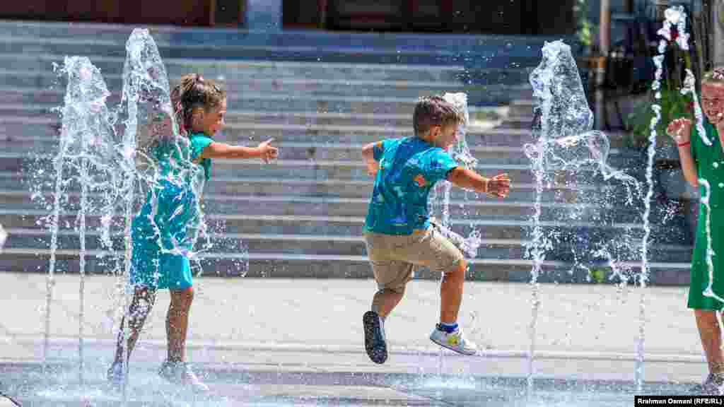 Deca se igraju na jednoj od fontana u Prištini