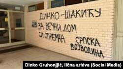 Grafit koji je bio ispisan u ulazu zgrade u kojoj živi Dinko Gruhonjić, kolege i aktivisti prekrečili su 22. marta