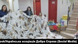 Kamuflažne, zimske zaštitne mreže koje pletu volonterke u Crnoj Gori u ukrajinskom centru Dobro djelo u Podgorici