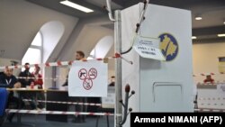 Biračko mesto na vanrednim lokalnim izborima za četiri opštine na severu Kosova, 21. aprila 2024.