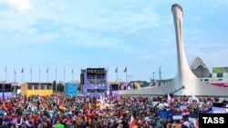 Участники шествия молодежи стран мира на площади "Душа России" в рамках Всемирного фестиваля молодежи. Краснодарский край. 4 марта 2024 года.