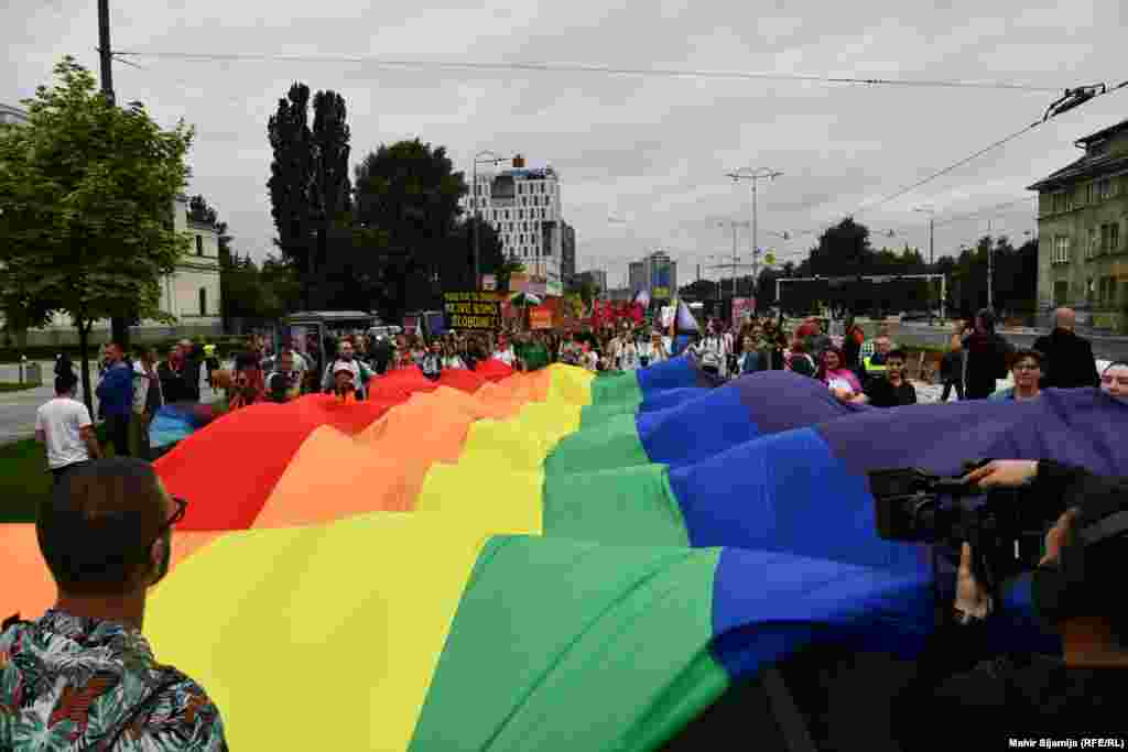 Tokom šetnje raširena je zastava u duginim bojama. 