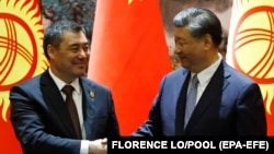 Kineski predsjednik Xi Jinping i predsjednik Kirgistana Sadyr Japarov, uoči samita Kine i središnje Azije u Xianu, pokrajina Shaanxi, Kina, 18. maja 2023.
