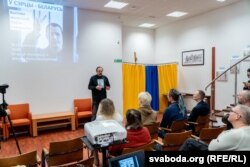 Beloruski opozicionar Vjačaslav Sjučik govori na izložbi.