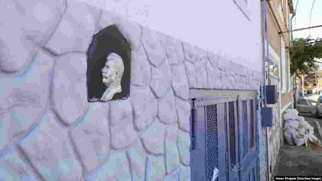 Staljinov reljef na ulazu u privatnu kuću u Goriju u septembru 2022.