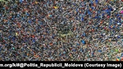 Imagini cu mulțimea adunată în Piața Marii Adunări Naționale, publicate de Poliția R. Moldova