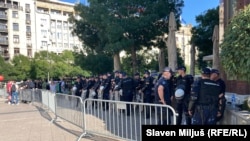 Jake policijske snage obezbeđuju učesnike Parade ponosa u Beogradu, dok su centralne gradske ulice zatvorene za saobraćaj, 9. septembar 2023.