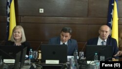 Premijer Fadil Novalić (u sredini), sa zamjenicima i ministrima Jelkom Milićević i Veskom Drljačom na sjednici u Sarajevu, 30. marta 2023.