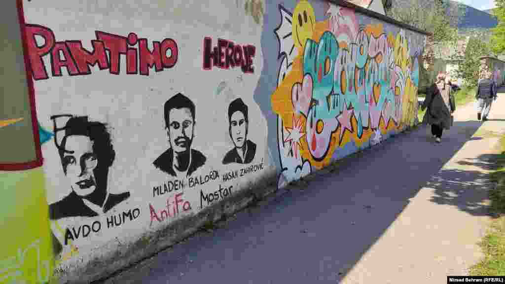 Grafit i mural u Ulici maršala Tita, u istočnom dijelu Mostara, na nekadašnjem zidu bivše kasarne JNA Sjeverni logor. Grafit prikazuje tri mostarska narodna heroja iz Drugog svjetskog rata – Avdo Humo, Mladen Balorda i Hasan Zahirović. 