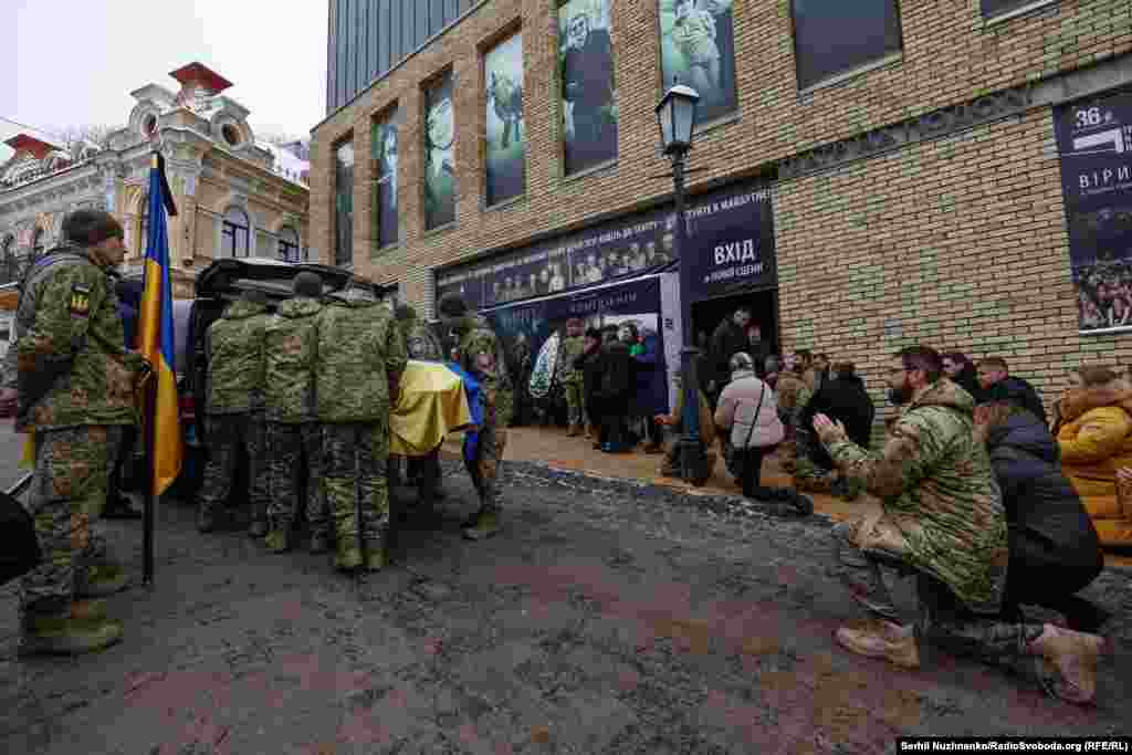 В останню путь військового проводжали на колінах і під оплески. Поховають військового й актора в місті Радомишль Житомирської області 