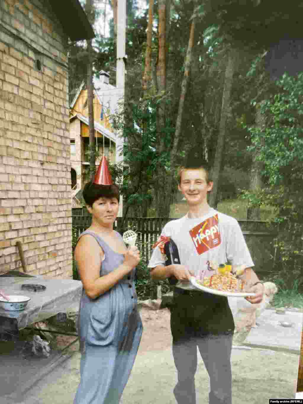 Ivan na nečijoj rođendanskoj proslavi. U objavi na Facebooku, rodica je napisala: "Ivan je bio sretan i dobar čovjek. Kako bih voljela da je samo ostao moj mlađi rođak, živ i veseo."