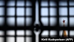 Prethodni primjeri zapljena, poput imovine Iraka nakon invazije na Kuvajt 1990., dogodili su se nakon što su ti ratovi bili završeni, a ne dok su još uvijek u toku, što je slučaj sa ruskom invazijom na Ukrajinu. foto: Toranj Spaskaja u Kremlju, Moskva, mart 2022. 