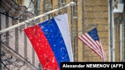 Ruska i zastava SAD-a vijori se ispred zgrade američke ambasade u Moskvi.