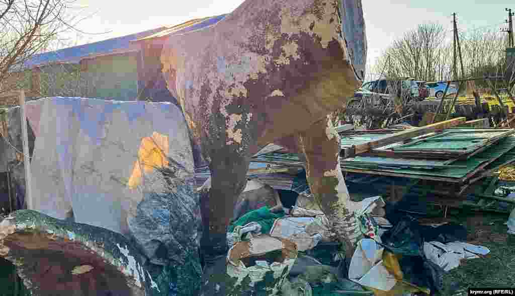 А самого динозавра уже «расчленили»