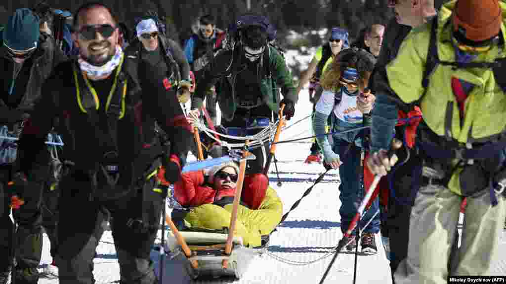 Volonteri vuku Aleksandru Aleksandrovu, koja ima cerebralnu paralizu, u sankama uz planinu Rila. Doychinova je rekla da je zimski uspon na Rilu bio posebno izazovan jer su imali samo troje sanki i petoro osoba sa invaliditetom koje su se nadale usponu. "Neki od dobrovoljaca morali su dva puta ići na planinu, vukući sanke."