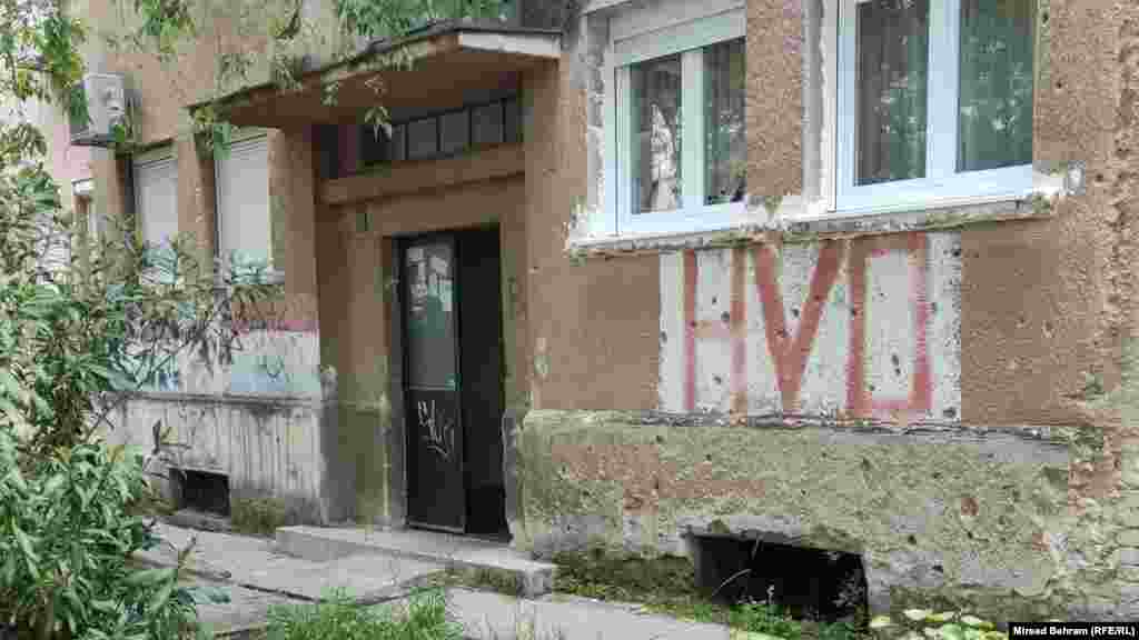 Grafit “HVO” na zgradi u Ulici kneza Domagoja u zapadnom dijelu Mostara. HVO je kratica za Hrvatsko vijeće obrane. Radi se o vojsci bh. Hrvata tokom rata u Bosni i Hercegovini od 1992.-1995. godine. 