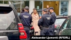 Jelena Perović ispred zgrade ASK