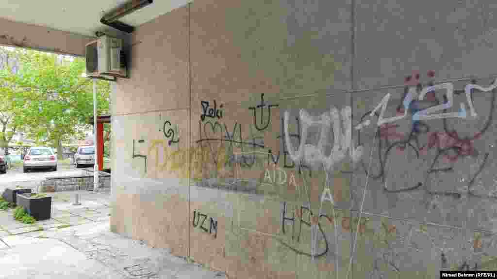 Grafit sa ustaškim simbolom “U” i križem na jednoj od zgrada u Ulici Dr. Ante Starčevića u zapadnom dijelu Mostara.