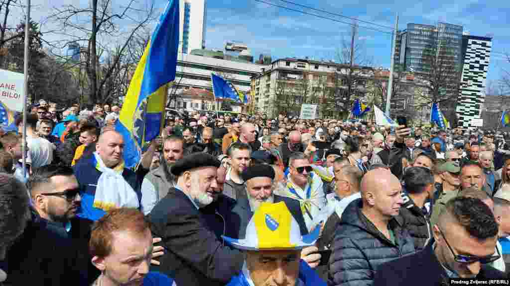 Na skupu se okupilo nekoliko stotina ljudi.