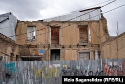 ახლა ამ სახლის მხოლოდ ერთ ბინაშიღა ცხოვრობენ - ორსართულიანი, აივნიანი ხის სახლი, რომელიც ამ ფასადის მიღმა, "იტალიური ეზოს" პრინციპით არის გაშენებული, დეფორმირებულია. 22 იანვარი, 2024 წელი