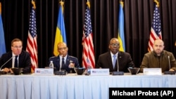 Авіабаза Рамштайн відома тим, що вона приймає наради щодо наданні Україні зброї для відбиття російської агресії