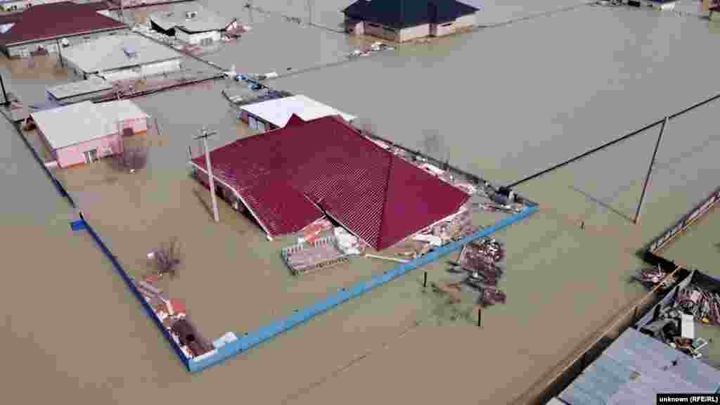 Radio Slobodna Evropa je snimio ekskluzivni video sela Bersiev, koje je skoro u cijelosti potopljeno. Samo 18 od 236 kuća je još uvijek pogodno za stanovanje. Vanredno stanje je proglašeno u 10 od 17 regiona zemlje, navodi TASS.