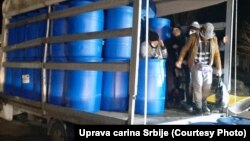 Fotoarhiv: Migranti u kamionu sa buradima na graničnom prelazu Bački Breg