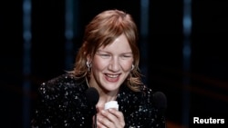 Тук Сандра Хюлер получава награда за най-добра актриса за филма "Анатомията на едно падане" по време на наградите "Сезар" на 23 февруари, 2024 г.