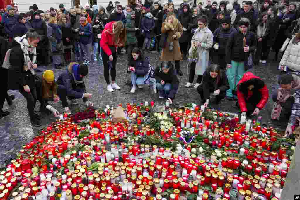 Люди продовжують віддавати данину пам'яті жертвам стрілянини. Поліція попереджає, що кількість загиблих у результаті стрілянини може зрости