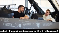 Ukrajinski predsjednik Volodimir Zelenski i danska premijerka Mete Frederiksen u borbenom avionu F-16 u avio bazi Skridstrup u Vojensu, Danska, 20. avgusta 2023.