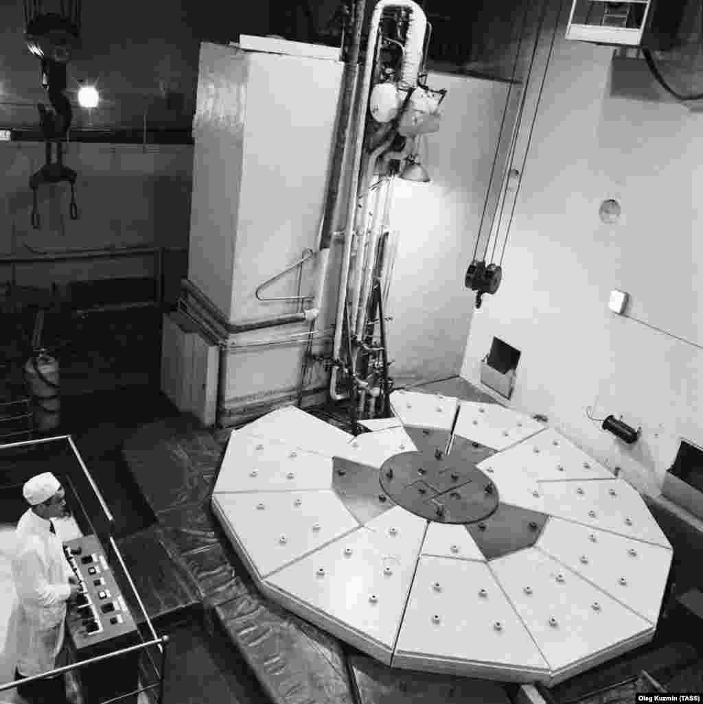 Jedna od prvih fotografija reaktora "miroljubivog atoma" unutar nuklearne elektrane Obninsk. Sovjetski Savez se zalagao za iskorištavanje nuklearne fisije za proizvodnju energije dijelom i zbog nespretne raspodjele fosilnih goriva koja su pokretala velik dio njegove industrije.