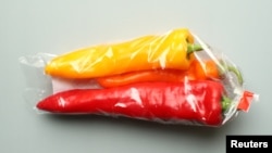 Reviziju pravila kojim se reguliše ambalažni otpad predložila je Evropska komisija 2022., jer je upotreba plastične ambalaže u EU tokom posljednjih 10 godina porasla za više od 20 posto.