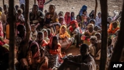 Sudanske izbjeglice čekaju da ih vlasti Južnog Sudana registriraju nakon prelaska granice u blizini mjesta Renka, 14. februara 2024.