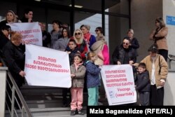 აქციაზე მშობლები ამ ტრანსპარანტებით მივიდნენ