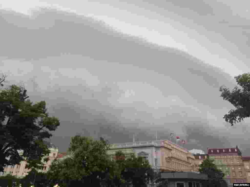 Pripadnici Sektora za vanredne situacije Ministarstva unutrašnjih poslova (MUP) Srbije objavili su da su imali 201 intervenciju u kojima je bilo angažovano 505 vatrogasaca-spasilaca sa 203 vozila i tom prilikom evakuisali i spasili 40 osoba.   Na slici Beograd, 19. juli 2023.  