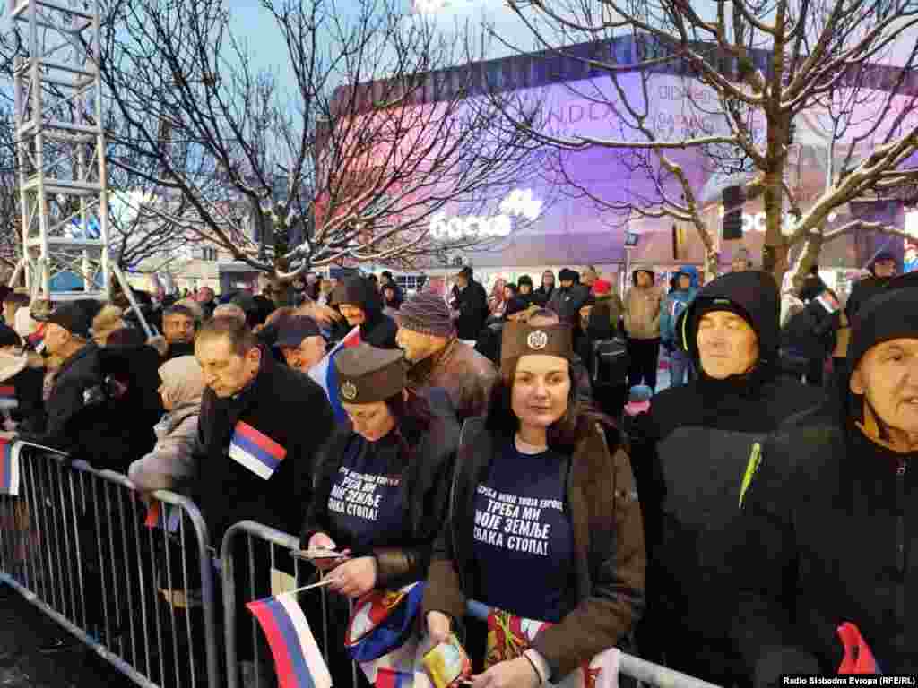 Okupljeni na Trgu krajine nosili su tradicionalne šubare i "kokarde" te majice s natpisom "Ne treba meni tvoja Evropa, treba mi moje zemlje svaka stopa".