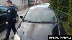 Kosovski policajac pored zapaljenog automobila sa RKS tablicama, 31. mart 2023.