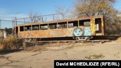 საბავშვო რკინიგზის დაშლილი ვაგონი დღეს რუსთავში