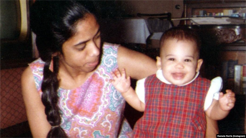 Мать Камалы Харрис была индийского происхождения, отец - родом с Ямайки. На День матерей в этом году Камала Харрис сделала следующую запись у себя в инстаграме: "У моей матери, д-ра Шьямалы Гопалан, были две жизненные цели: излечиться от рака груди и вырастить меня и мою сестру. Я скучаю по ней каждый день и часто вспоминаю ее. Я горда быть ее дочерью. Счастливого Дня матерей!"