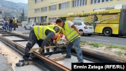 Ashok Tamang sa kolegama iz Nepala kaže da je zadovoljan uslovima rada i smještaja u BiH i da zarađuje 1.800 maraka (oko 900 eura) mjesečno uz plaćen smještaj i hranu (Sarajevo, 24. avgust 2023.)