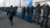 Архівна світлина. Російська поліція затримує трудових мігрантів під час рейду на овочевому складі у Москві
