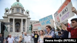 Transparenti ispred Skupštine Srbije na 16. po redu protestu "Srbija protiv nasilja", Beograd, 19. avgust 2023.