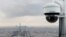 Pogled na Pariz gdje se vidi nadzorna kamera dok francuska policija testira umjetnu inteligenciju u pomaganju kod video nadzora, mart 2024. 