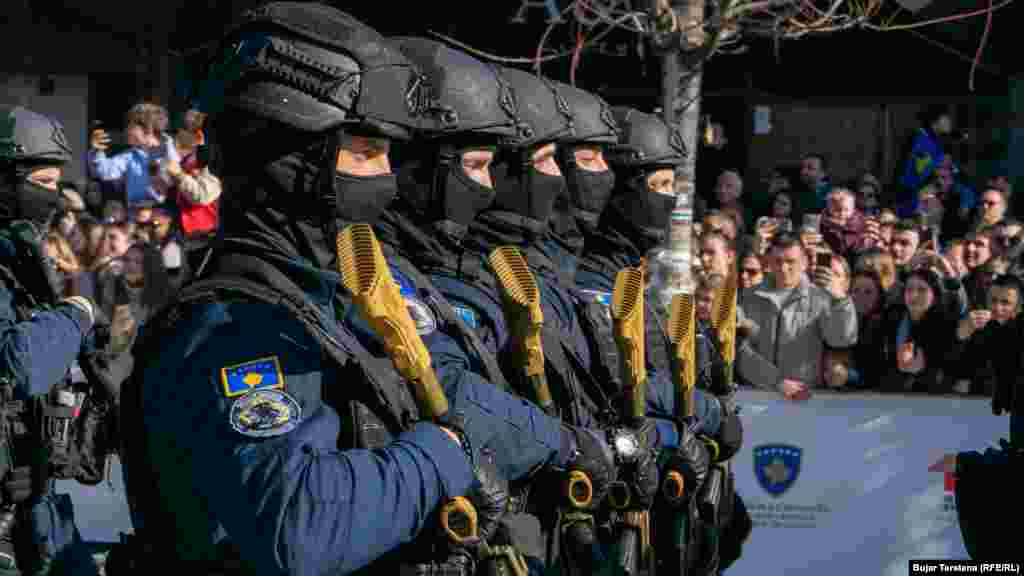 Pripadnici specijalnih jedinica kosovske policije prolaze pored publike u Prištini, 17. februara 2023. 
